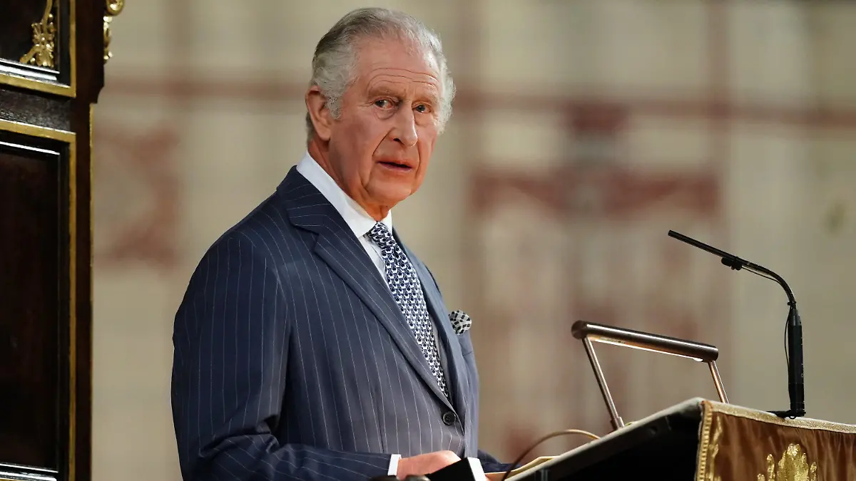 13.03.2023, Großbritannien, London: König Charles III. hält eine Rede während des jährlichen Gottesdienst zum Commonwealth Day in der Westminster Abbey. Vertreter von Regierungen und Einrichtungen aus dem gesamten Commonwealth nehmen an der Gedenkfeier teil und legen Kränze an den Commonwealth Memorial Gates nieder. Mit dieser jährlichen Zeremonie werden die fünf Millionen Männer und Frauen aus Afrika, der Karibik und dem indischen Subkontinent geehrt, die sich während des Ersten und Zweiten Weltkriegs freiwillig zum Dienst bei den Streitkräften gemeldet haben. Foto: Jordan Pettitt/PA Wire/dpa +++ dpa-Bildfunk +++