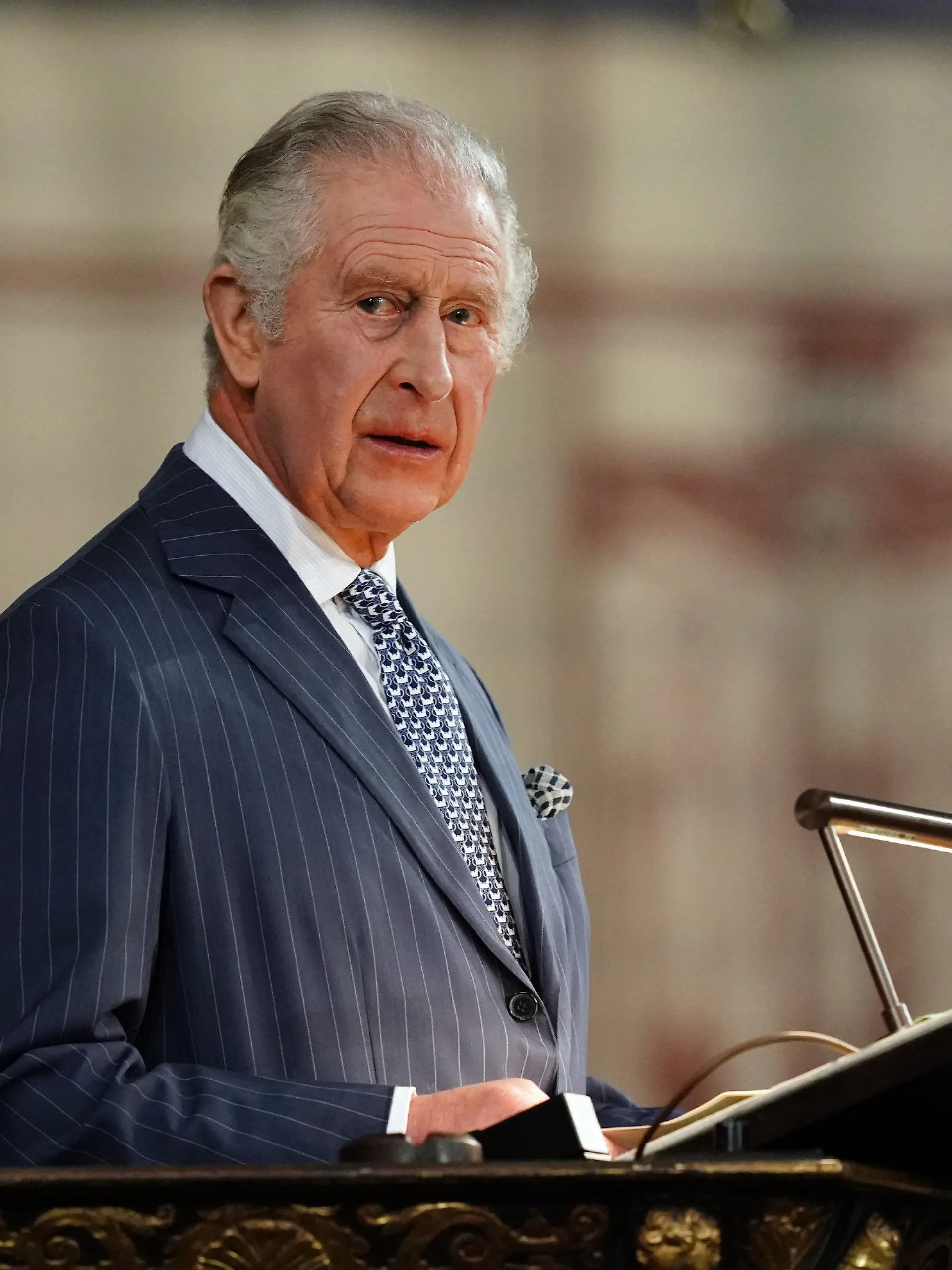 13.03.2023, Großbritannien, London: König Charles III. hält eine Rede während des jährlichen Gottesdienst zum Commonwealth Day in der Westminster Abbey. Vertreter von Regierungen und Einrichtungen aus dem gesamten Commonwealth nehmen an der Gedenkfeier teil und legen Kränze an den Commonwealth Memorial Gates nieder. Mit dieser jährlichen Zeremonie werden die fünf Millionen Männer und Frauen aus Afrika, der Karibik und dem indischen Subkontinent geehrt, die sich während des Ersten und Zweiten Weltkriegs freiwillig zum Dienst bei den Streitkräften gemeldet haben. Foto: Jordan Pettitt/PA Wire/dpa +++ dpa-Bildfunk +++