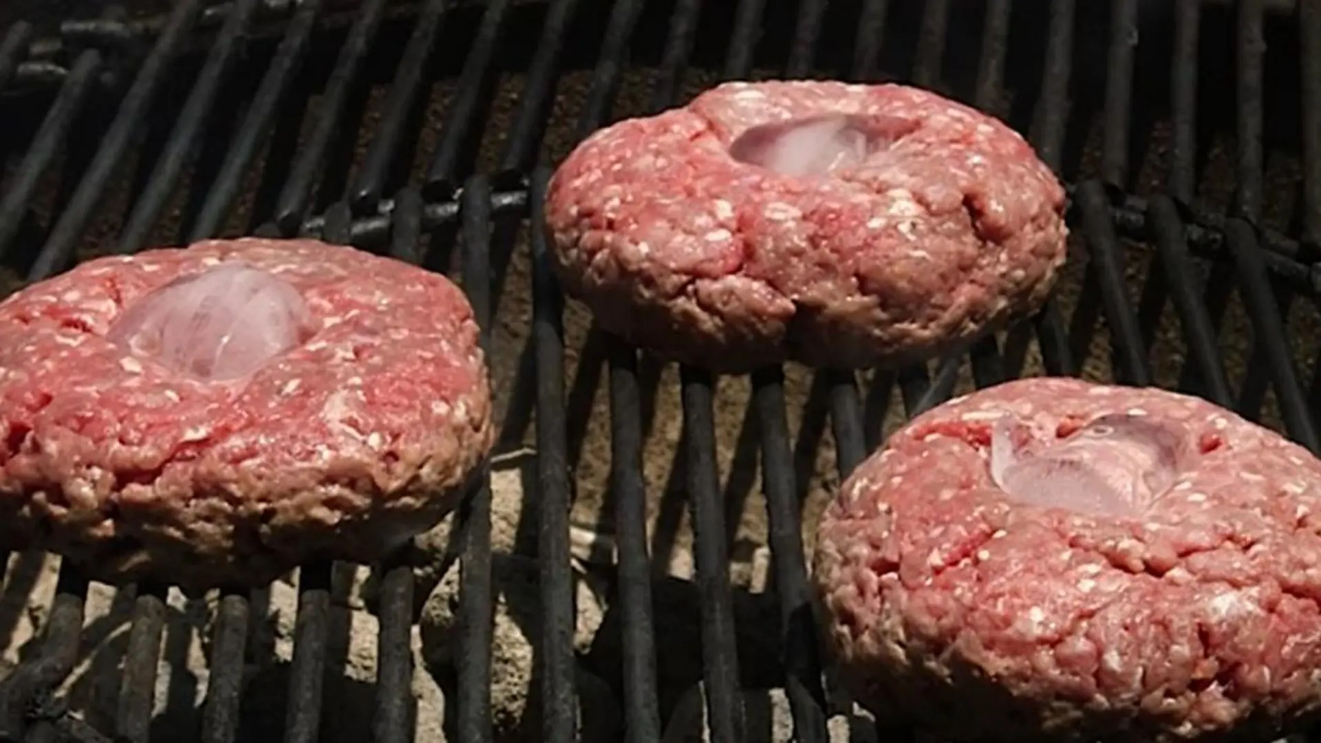 Burger-Patties mit Eiswürfeln