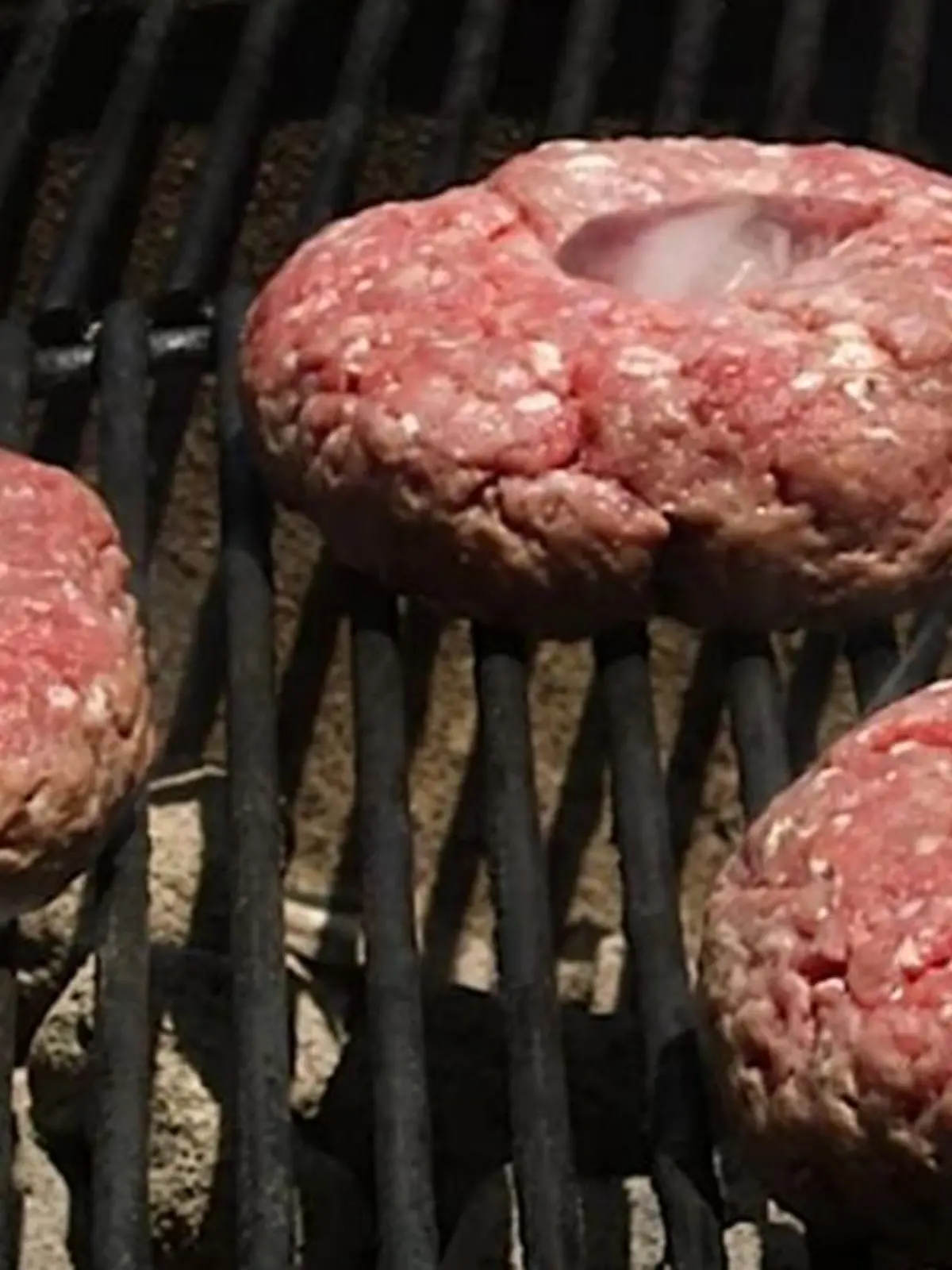 Burger-Patties mit Eiswürfeln