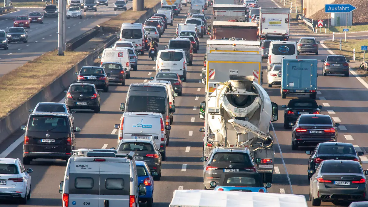 ARCHIV - 24.03.2021, Bayern, München: Autos und Lastwagen auf der Autobahn 9 bei München. Deutsche Pendler stehen wieder deutlich mehr im Stau. Eine Analyse des Verkehrsdatenanbieters Inrix ergab in den untersuchten deutschen Städten im Schnitt 40 Stunden Zeitverlust für typische Auto-Pendler. (zu dpa: «Pendler stehen wieder mehr im Stau - Münchner am stärksten betroffen») Foto: Peter Kneffel/dpa +++ dpa-Bildfunk +++