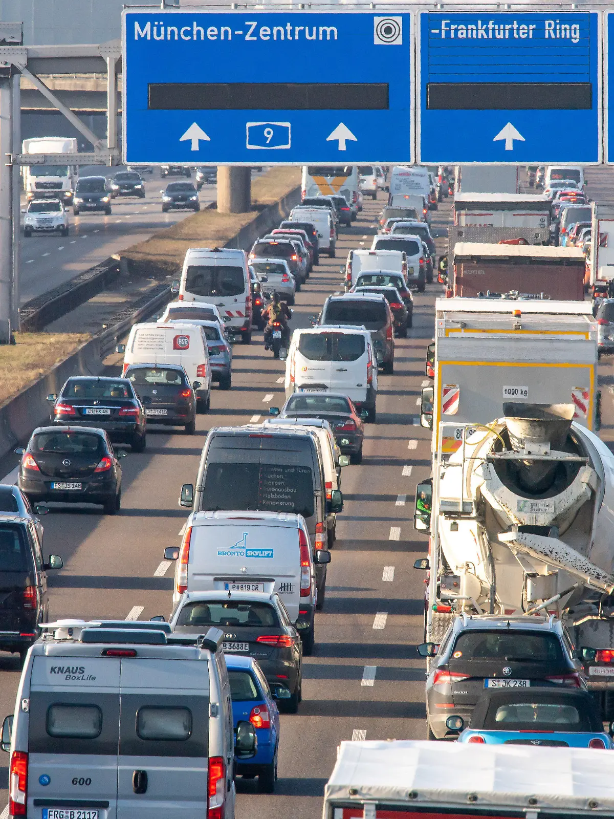 ARCHIV - 24.03.2021, Bayern, München: Autos und Lastwagen auf der Autobahn 9 bei München. Deutsche Pendler stehen wieder deutlich mehr im Stau. Eine Analyse des Verkehrsdatenanbieters Inrix ergab in den untersuchten deutschen Städten im Schnitt 40 Stunden Zeitverlust für typische Auto-Pendler. (zu dpa: «Pendler stehen wieder mehr im Stau - Münchner am stärksten betroffen») Foto: Peter Kneffel/dpa +++ dpa-Bildfunk +++