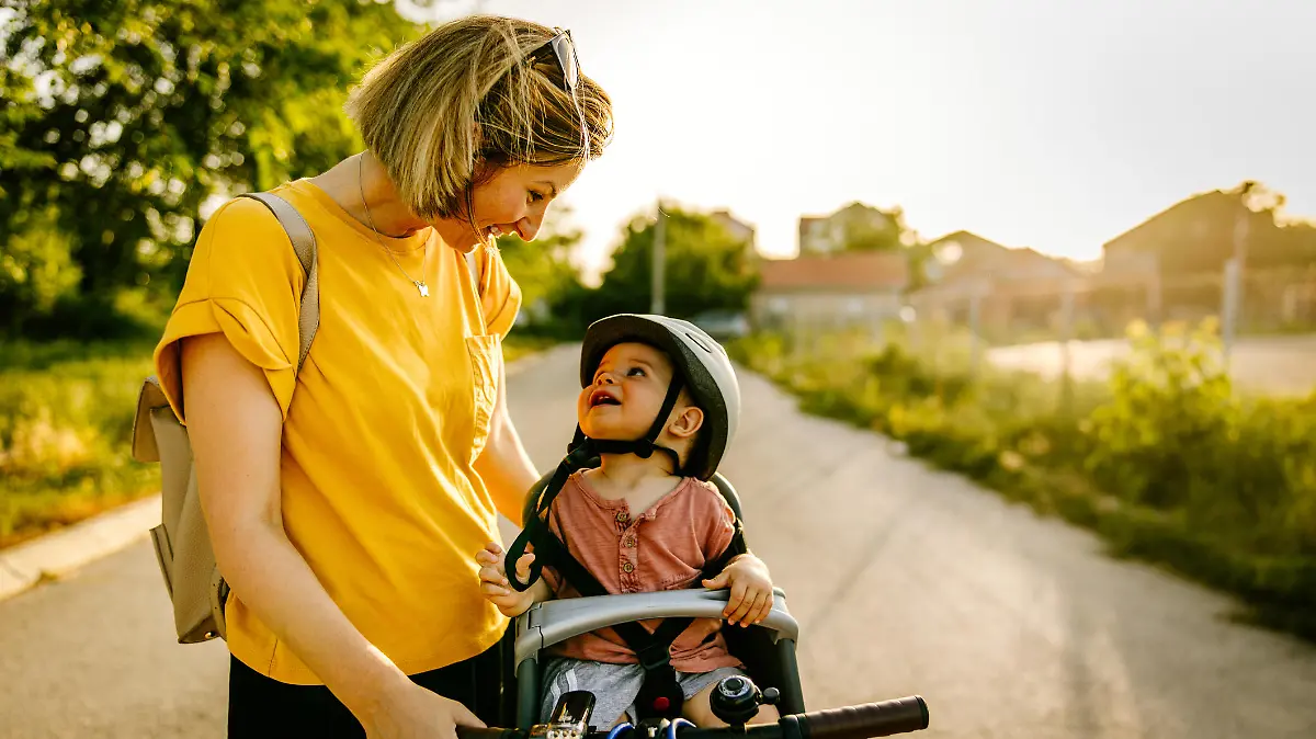 Mutter mit Baby auf dem Fahrrad