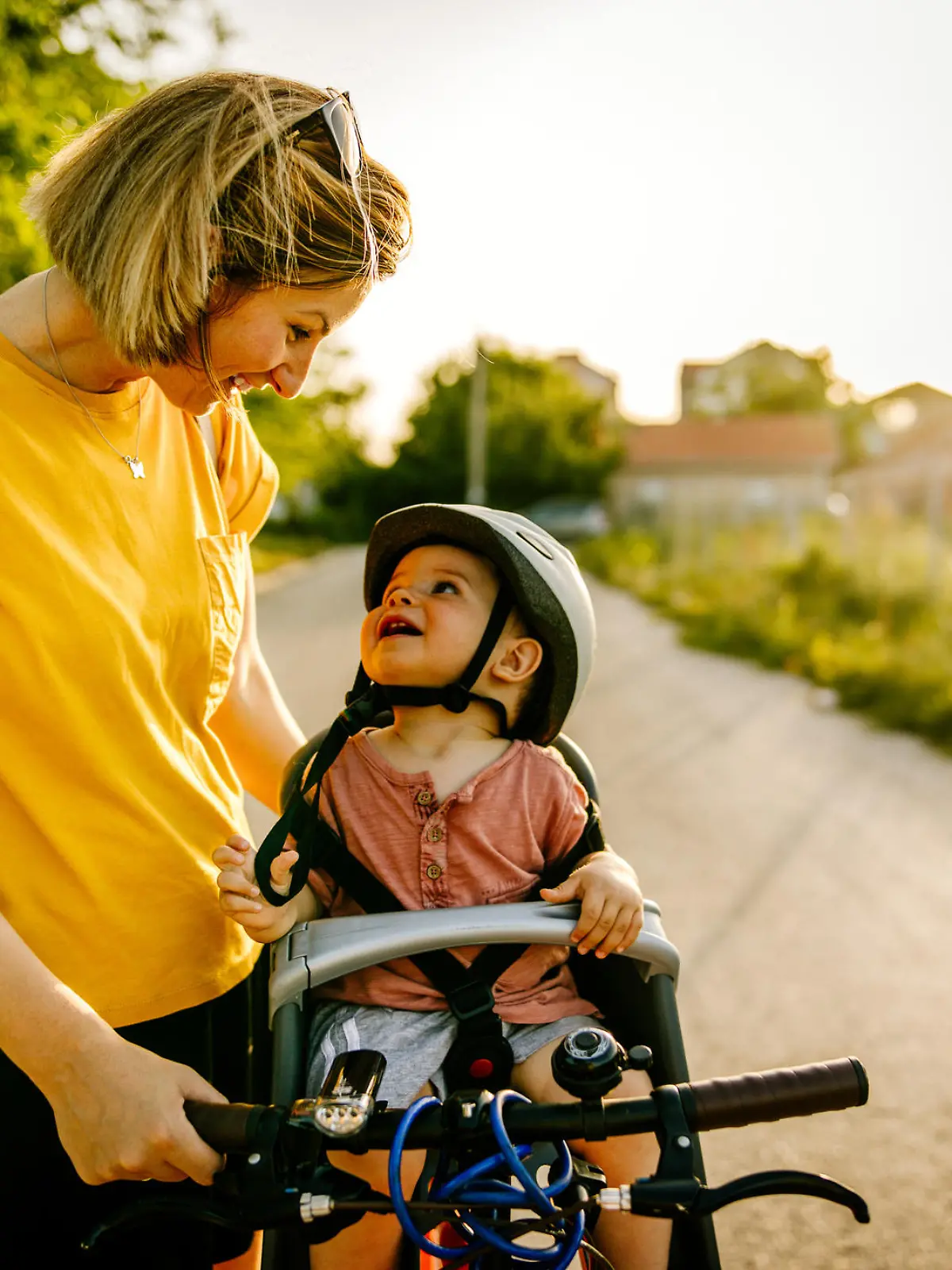 Mutter mit Baby auf dem Fahrrad