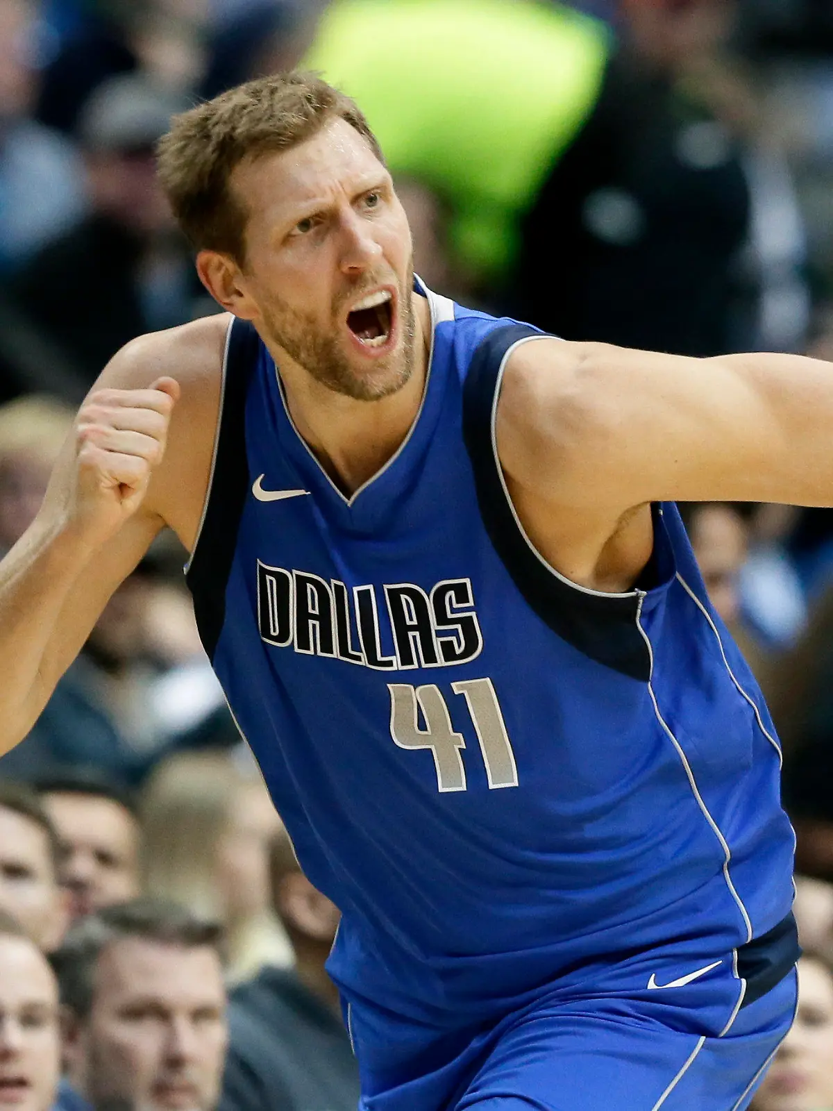 ARCHIV - 18.11.2017, USA, Dallas: Basketball: NBA, Dallas Mavericks - Milwaukee Bucks. Der Deutsche Dirk Nowitzki von den Dallas Mavericks ruft zum Schiedsrichter, um ein Foul einzufordern. (zu dpa-Meldung: «Nowitzki: Bessere Jugendarbeit Grund für viele deutsche NBA-Profis» vom 27.09.2018) Foto: Tony Gutierrez/AP/dpa +++ dpa-Bildfunk +++