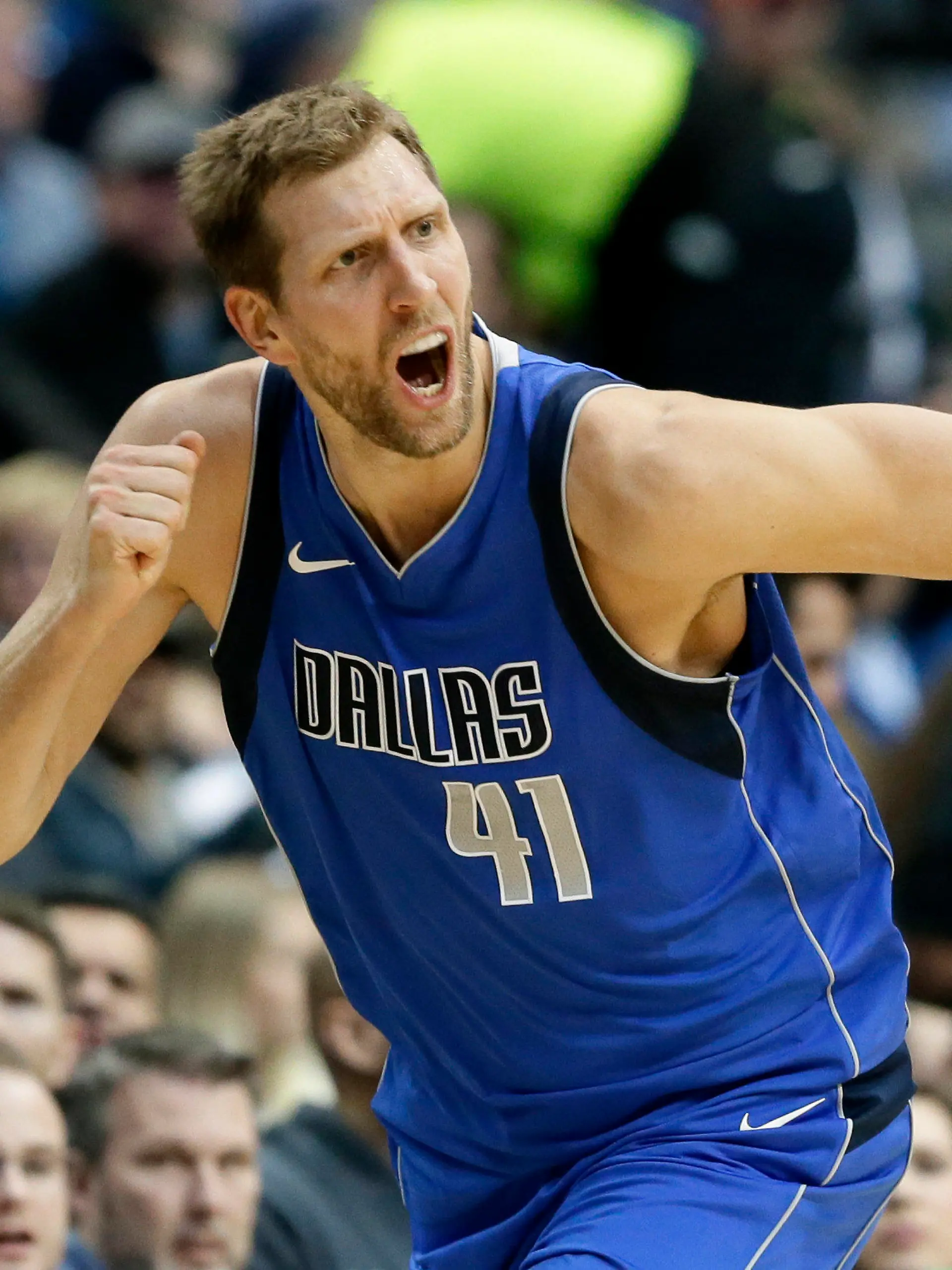 ARCHIV - 18.11.2017, USA, Dallas: Basketball: NBA, Dallas Mavericks - Milwaukee Bucks. Der Deutsche Dirk Nowitzki von den Dallas Mavericks ruft zum Schiedsrichter, um ein Foul einzufordern. (zu dpa-Meldung: «Nowitzki: Bessere Jugendarbeit Grund für viele deutsche NBA-Profis» vom 27.09.2018) Foto: Tony Gutierrez/AP/dpa +++ dpa-Bildfunk +++
