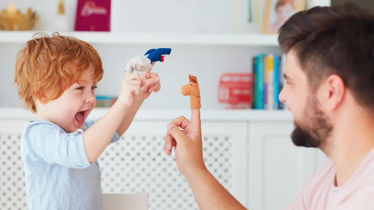Vater spielt Fingerspiele mit dem Baby
