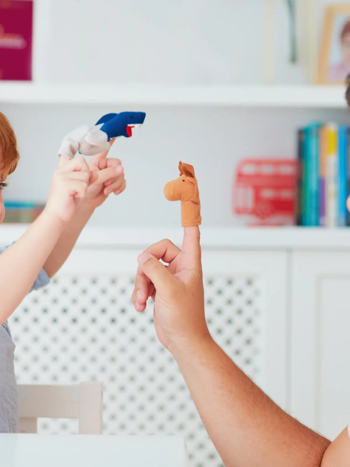 Vater spielt Fingerspiele mit dem Baby
