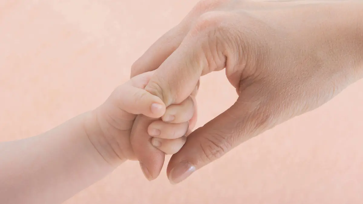 Baby greift den Zeigefinger der Mutter | Baby grabbing mothers index finger