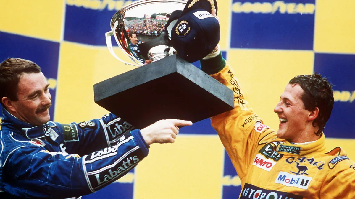 Der deutsche Formel-1-Rennfahrer Michael Schumacher (r) und der Brite Nigel Mansell, der Zweiter wurde, mit dem Siegerpokal am 30.08.1992 in Spa (Belgien). Mit seinem ersten Grand Prix-Sieg krönte Michael Schumacher aus Kerpen am 30.8.1992 beim Großen Preis in Belgien in Spa-Francorchamps seine erst 18 Rennen alte Formel-1-Karriere.