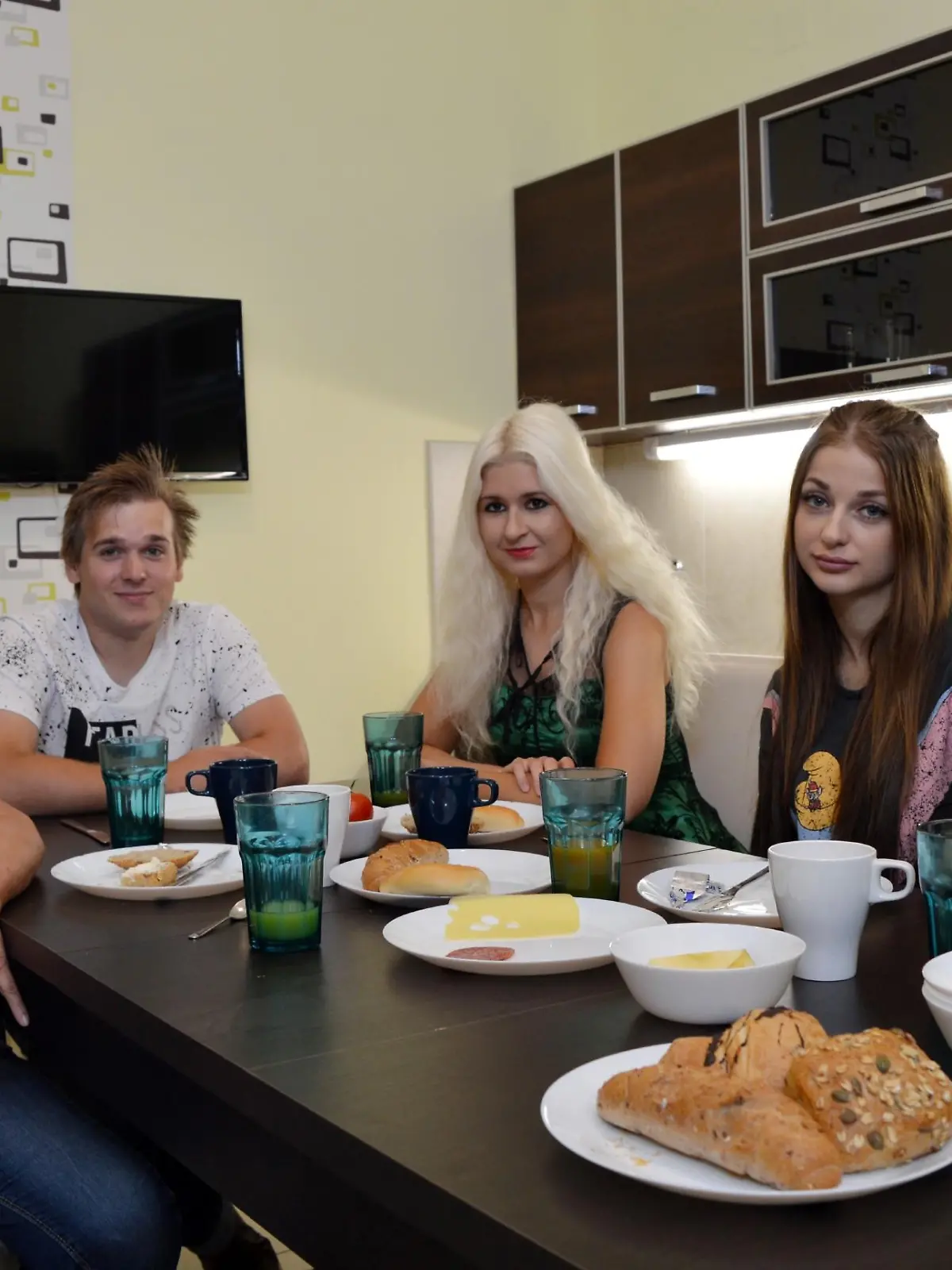 "Schwiegertochter gesucht" 2020: Mama Anneliese, Meik und seine Kandidatinnen Francine, Sarah und Rebecca.