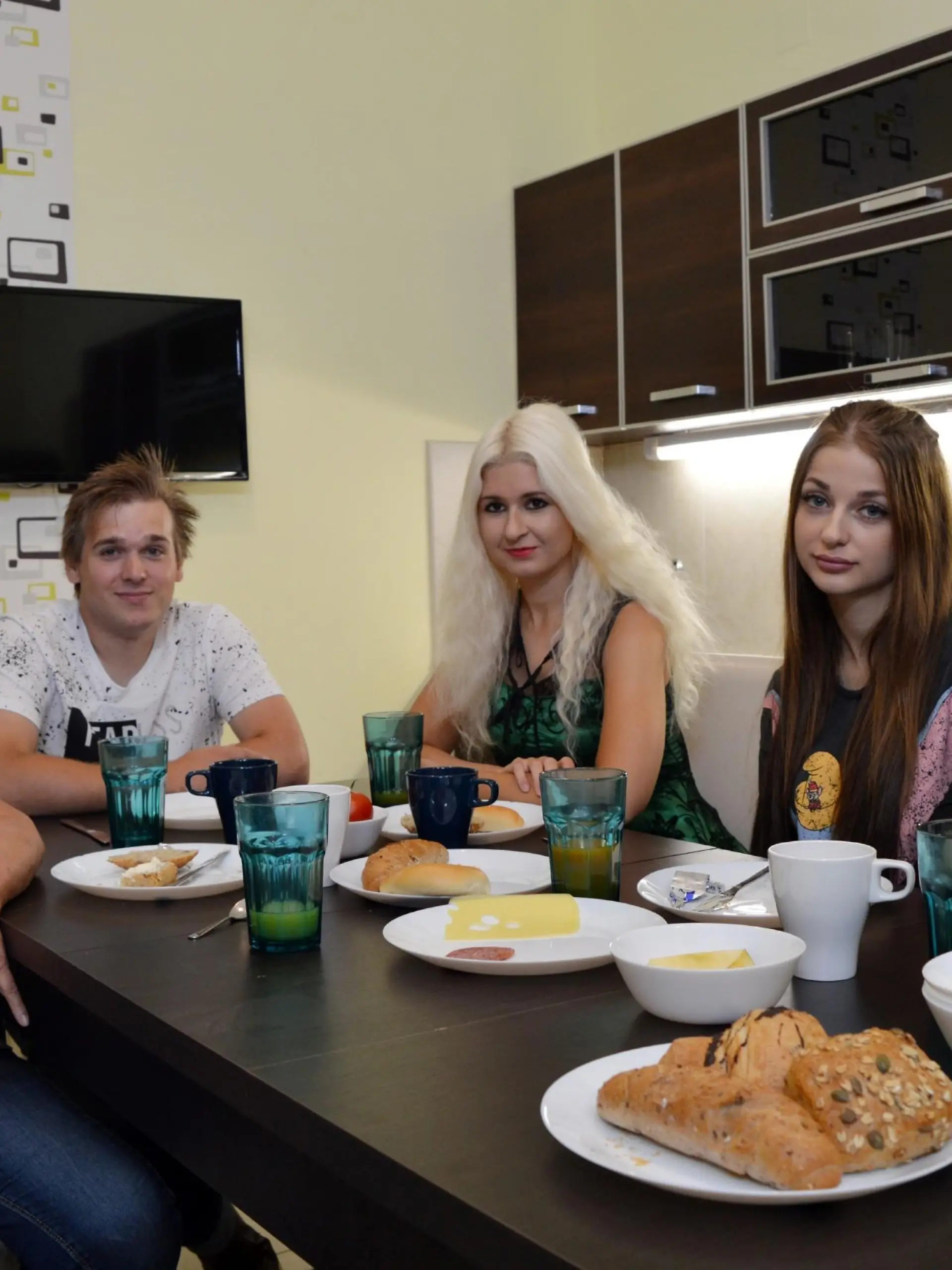 "Schwiegertochter gesucht" 2020: Mama Anneliese, Meik und seine Kandidatinnen Francine, Sarah und Rebecca.