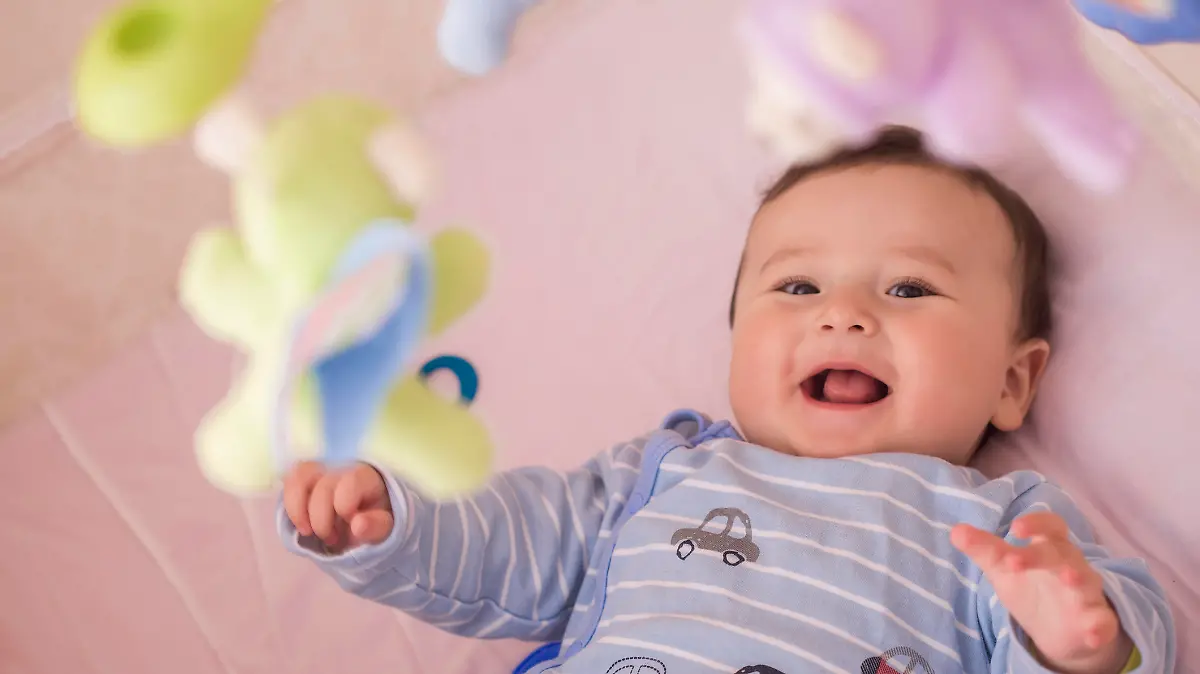 Baby liegt unter Mobilé