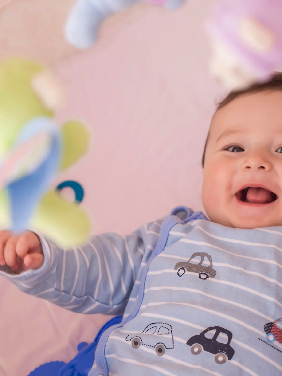 Baby liegt unter Mobilé