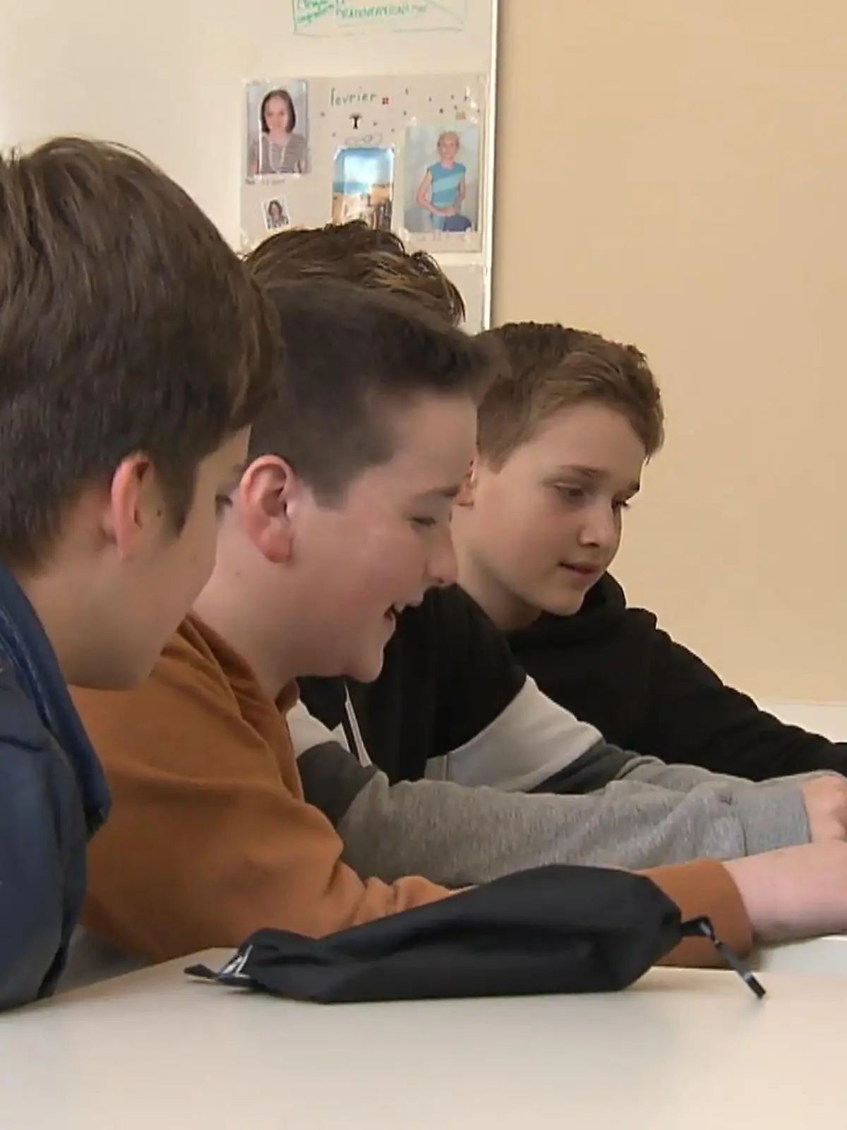 Fluch und Segen zugleich – das hört man oft im Zusammenhang mit Smartphone, Tablet und Co. Zeitfresser, Augenverschlechterer – für Erwachsene haben die digitalen Medien durchaus negative Begleiterscheinungen. Doch vor allem bei Kindern stellen sich viele Fragen: Was ist wichtig im Umgang mit den Medien? Wie viel Zeit ist sinnvoll? Wie schütze ich mein Kind vor Gefahren im Internet? Wie Workshops diese Fragen klären können und was die Kids ihre Mediennutzung bewerten, sehen Sie im Video.