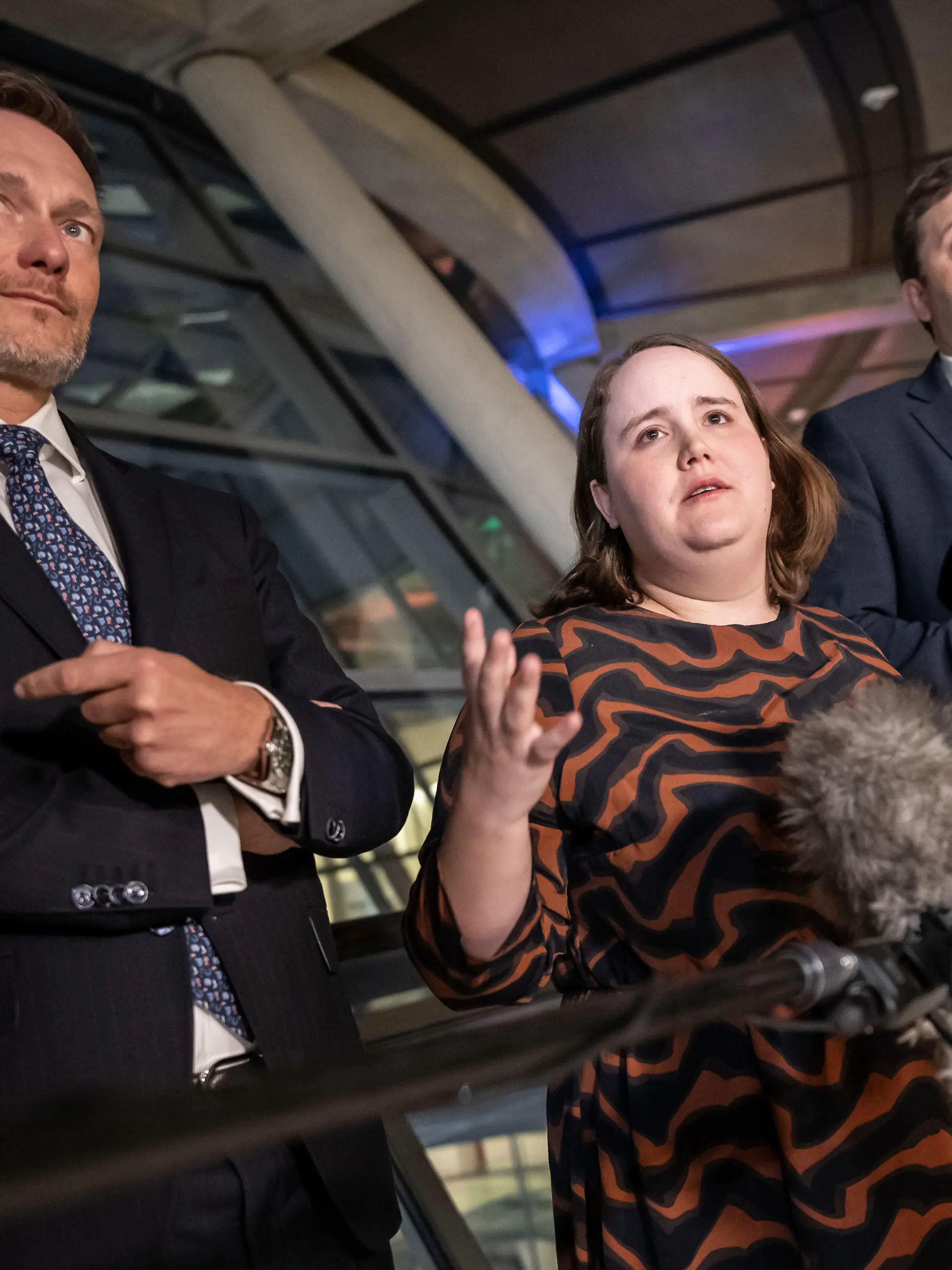 28.03.2023, Berlin: Die Parteichefs der Koalitionsparteien Lars Klingbeil (SPD, r-l) Ricarda Lang (Grüne) und Christian Lindner (FDP) sprechen im Bundestag nach dem Koalitionsausschuss. Die Spitzen von SPD, Grünen und FDP haben nach dreitägigen Verhandlungen eine Einigung in mehreren Streitfragen erzielt. Foto: Michael Kappeler/dpa +++ dpa-Bildfunk +++