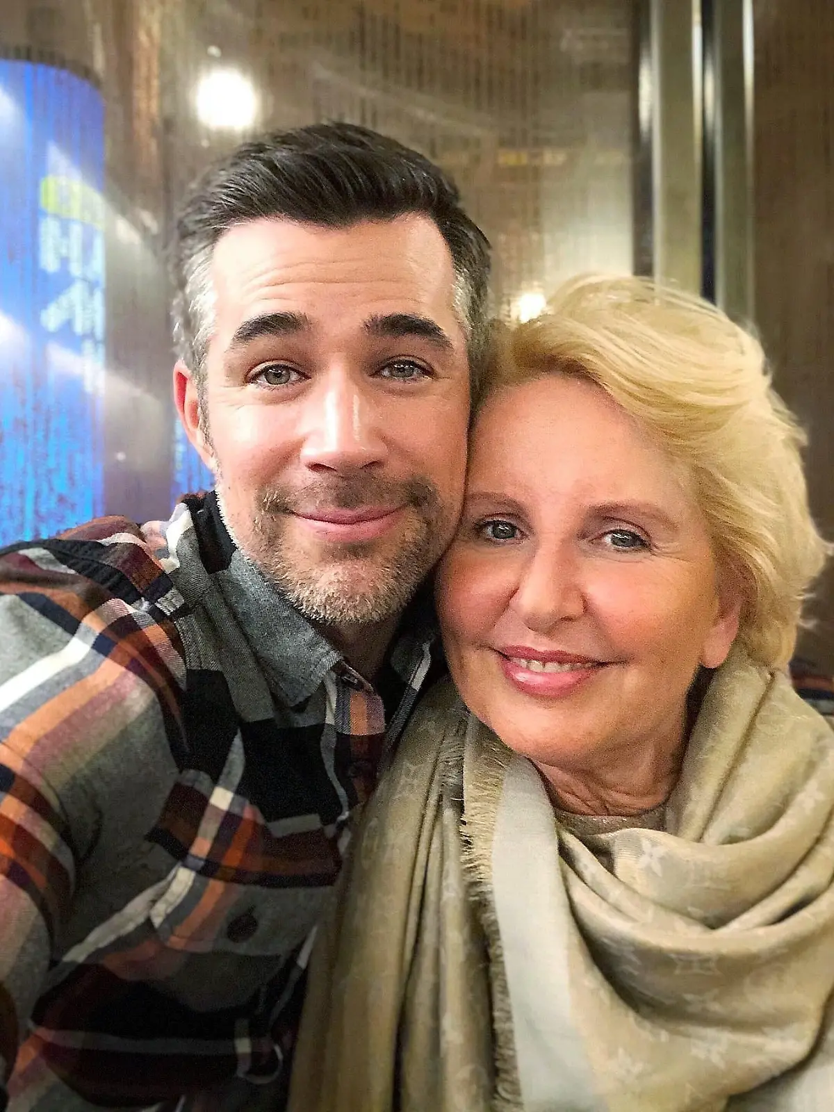Auch Jo Weil und Gabriele Metzger sind bei "Verbotene Liebe - Next Generation" als "Olli" und "Charlie Schneider" mit an Board.

Die Verwendung des sendungsbezogenen Materials ist nur mit dem Hinweis und Verlinkung auf TVNOW gestattet.
