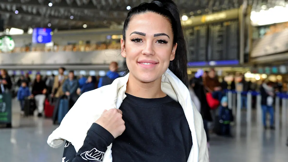  Entertainment Bilder des Tages RTL - Dschungelcamp 2020. Elena Miras anläßlich der Abreise der Kandidaten der RTL - Sendung Ich bin ein Star - holt mich hier raus zum Dschungel-Camp 2020 am 06.01.2020 auf dem Flughafen Frankfurt / Main. 20200106MWI14112 *** RTL Jungle Camp 2020 Elena Miras on the occasion of the departure of the candidates of the RTL show Ich bin ein Starholt mich hier rausholt mich zum Jungle Camp 2020 on 06 01 2020 at Frankfurt Airport 20200106MWI14112