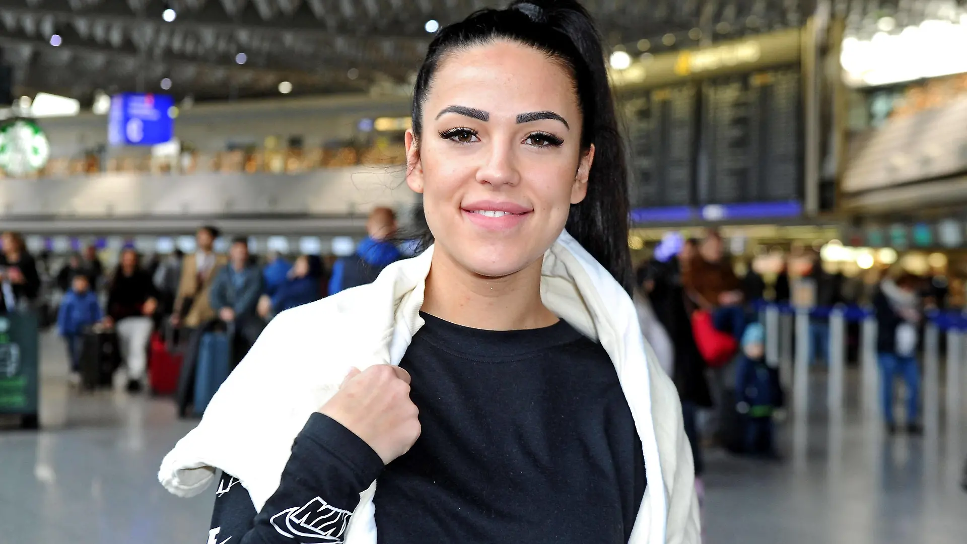 Entertainment Bilder des Tages RTL - Dschungelcamp 2020. Elena Miras anläßlich der Abreise der Kandidaten der RTL - Sendung Ich bin ein Star - holt mich hier raus zum Dschungel-Camp 2020 am 06.01.2020 auf dem Flughafen Frankfurt / Main. 20200106MWI14112 *** RTL Jungle Camp 2020 Elena Miras on the occasion of the departure of the candidates of the RTL show Ich bin ein Starholt mich hier rausholt mich zum Jungle Camp 2020 on 06 01 2020 at Frankfurt Airport 20200106MWI14112