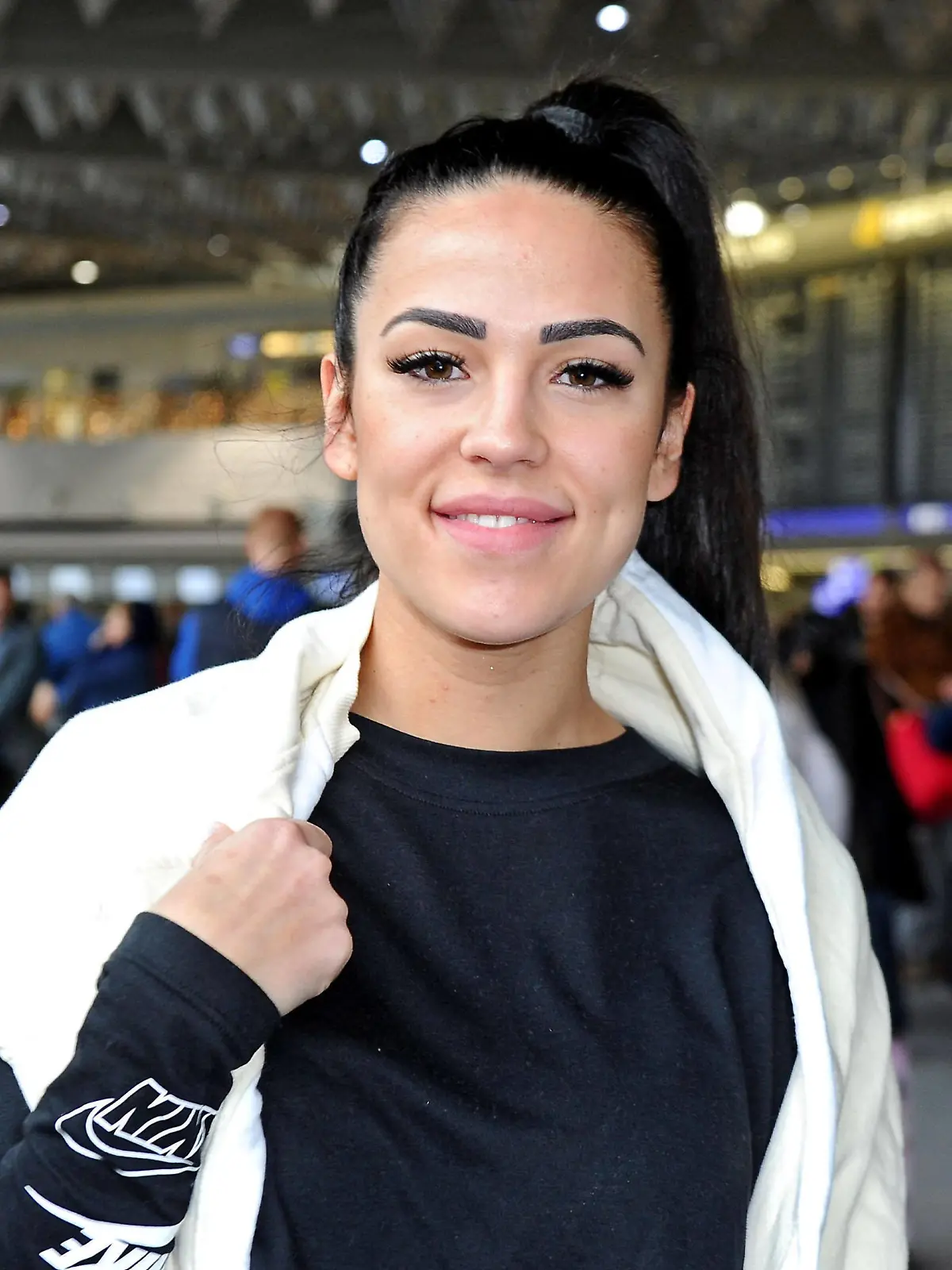  Entertainment Bilder des Tages RTL - Dschungelcamp 2020. Elena Miras anläßlich der Abreise der Kandidaten der RTL - Sendung Ich bin ein Star - holt mich hier raus zum Dschungel-Camp 2020 am 06.01.2020 auf dem Flughafen Frankfurt / Main. 20200106MWI14112 *** RTL Jungle Camp 2020 Elena Miras on the occasion of the departure of the candidates of the RTL show Ich bin ein Starholt mich hier rausholt mich zum Jungle Camp 2020 on 06 01 2020 at Frankfurt Airport 20200106MWI14112