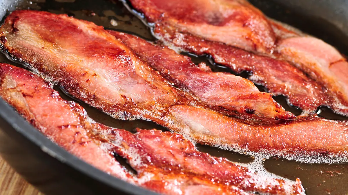 Bacon strips sizzling on a frying pan, Baconscheiben braten in der Pfanne, Speckstreifen Keine Weitergabe an Drittverwerter.