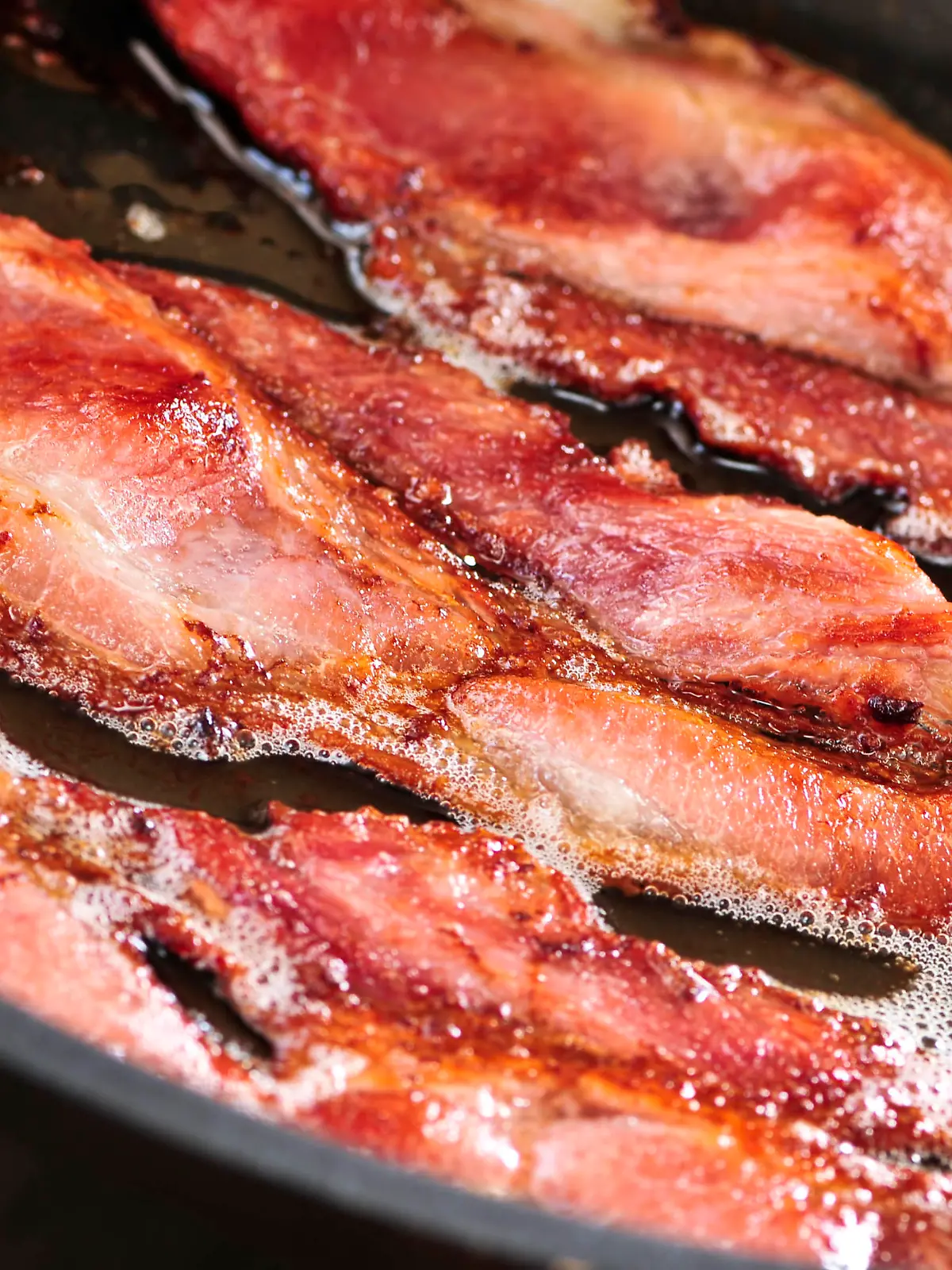 Bacon strips sizzling on a frying pan, Baconscheiben braten in der Pfanne, Speckstreifen Keine Weitergabe an Drittverwerter.