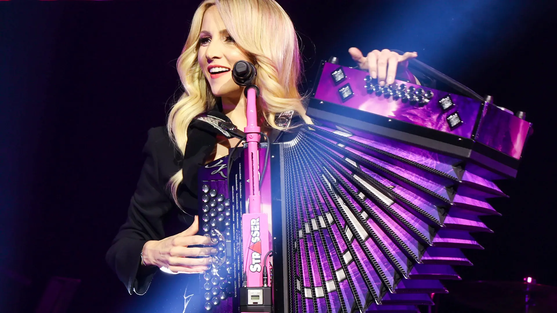 24.03.2023, Graz, AUT, Unterwegs in Steiermark, Tourauftakt Graz, Melissa Naschenweng, 1 Bergbauerntour, im Bild Melissa Naschenweng, Schlager, Fans