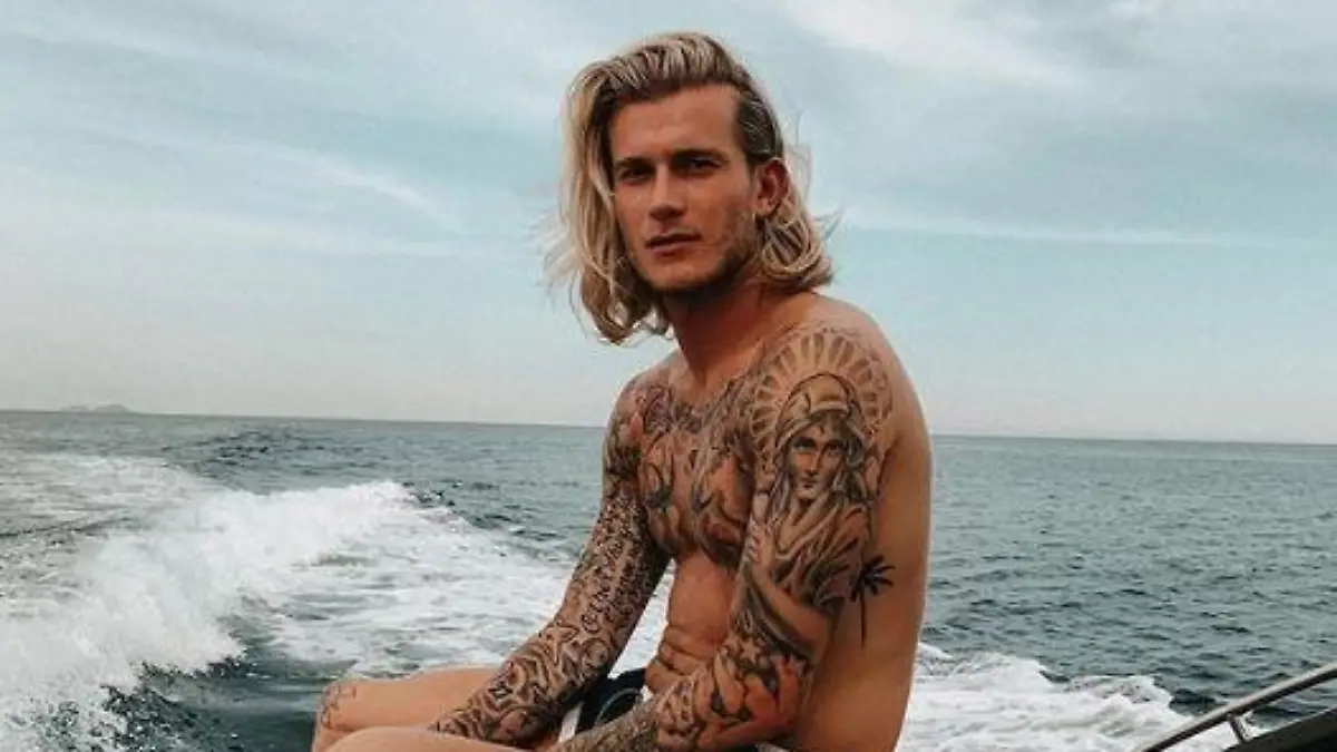 Loris Karius zeigt in Badeshorts nicht nur, dass sein Körper perfekt durchtrainiert ist - sondern auch seine Tattoos..