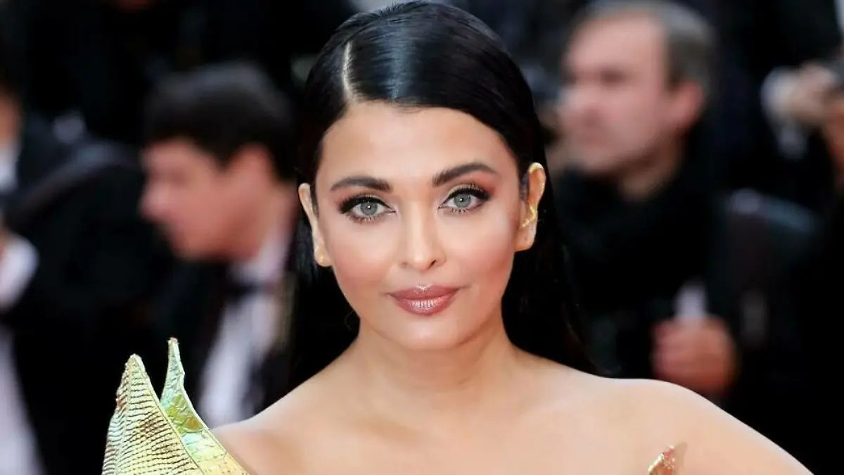 Bollywood-Star Aishwarya Rai Bachchan und Tochter in Klinik