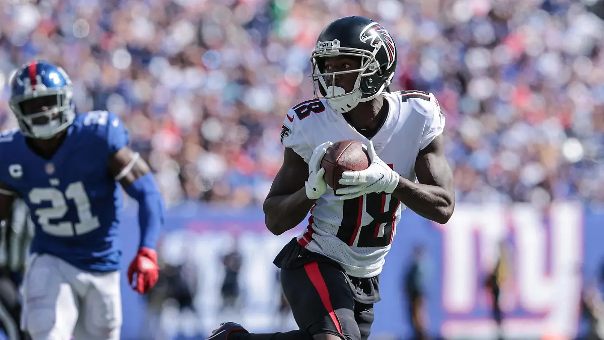 FILE PHOTO: Sep 26, 2021; East Rutherford, New Jersey, USA; Atlanta Falcons wide receiver Calvin Ridley (18) carries the ball past New York Giants free safety Jabrill Peppers (21) during the first quarter at MetLife Stadium. Mandatory Credit: Vincent Carchietta-USA TODAY Sports/File Photo