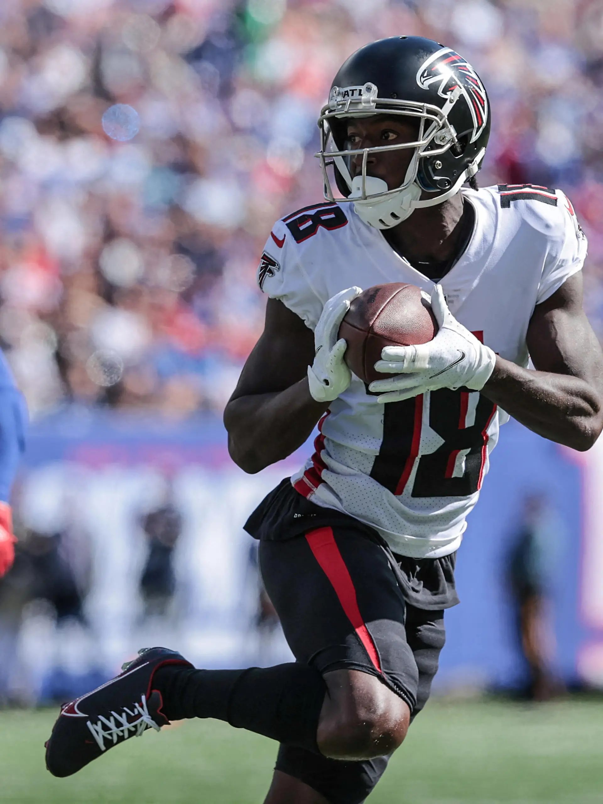 FILE PHOTO: Sep 26, 2021; East Rutherford, New Jersey, USA; Atlanta Falcons wide receiver Calvin Ridley (18) carries the ball past New York Giants free safety Jabrill Peppers (21) during the first quarter at MetLife Stadium. Mandatory Credit: Vincent Carchietta-USA TODAY Sports/File Photo