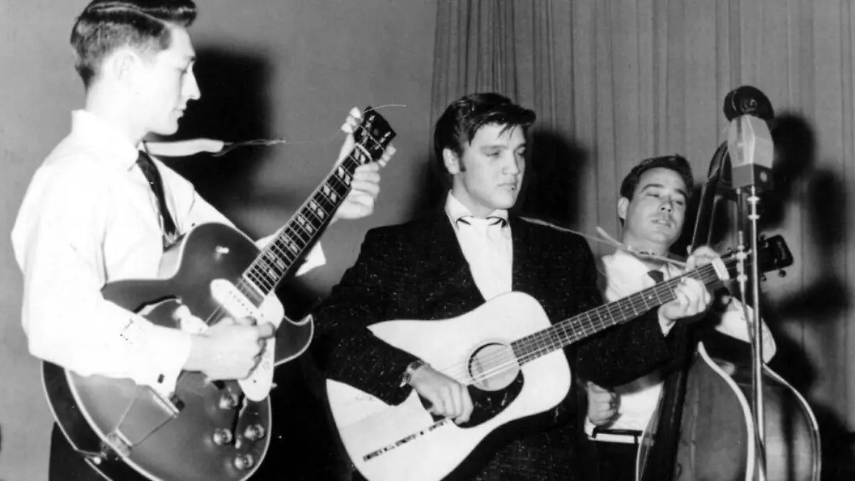 Elvis Presleys berühmte Akustik-Gitarre kommt unter den Hammer