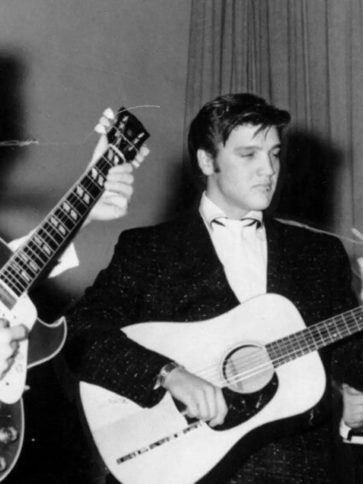 Elvis Presleys berühmte Akustik-Gitarre kommt unter den Hammer