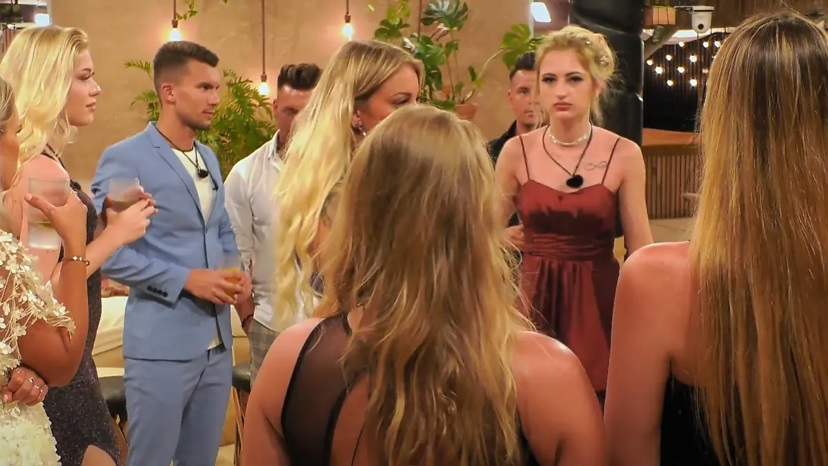 So verabschiedet sich Chelly von den anderen Kandidaten Eine Lady weniger im "Paradise Hotel"
