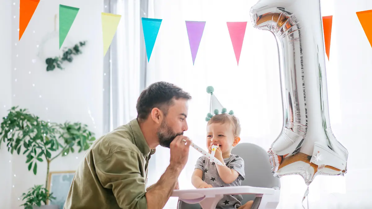 Vater feiert den ersten Geburtstag mit dem Baby