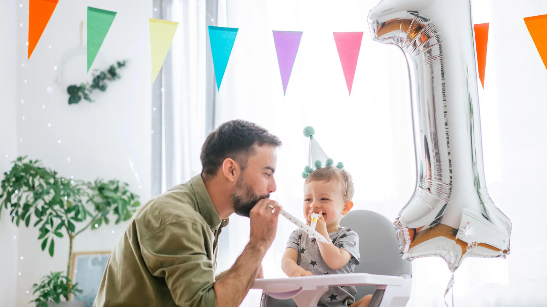 Vater feiert den ersten Geburtstag mit dem Baby