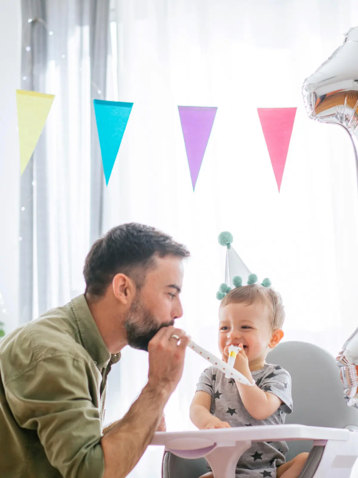 Vater feiert den ersten Geburtstag mit dem Baby