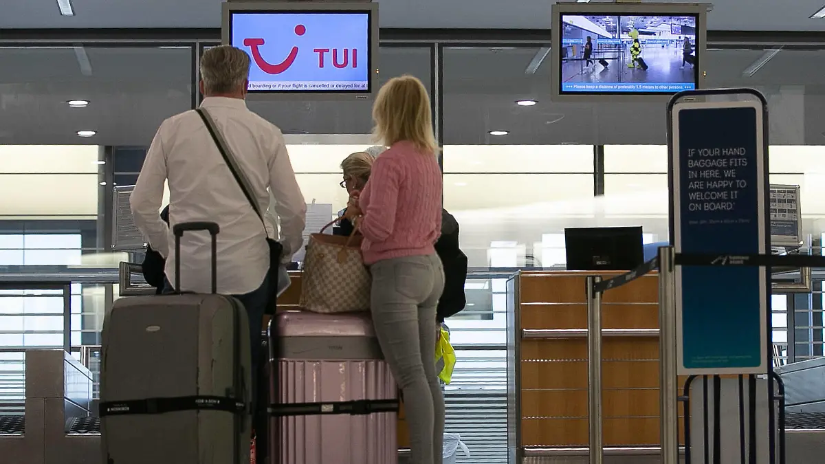 Niedersachsen, Hannover, 18,06,2020, Flughafen Hannover, 1. TUI-fly-Maschine startet nach der Corona-Krise nach Mallorca , Check-in-Schalter, TUI, *** Lower Saxony, Hanover, 18.06.2020, Hanover Airport, 1 TUI fly machine starts after the Corona crisis to Mallorca, check in counter, TUI,