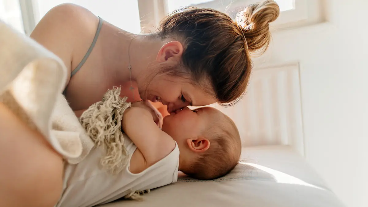 Mutter kuschelt mit Baby