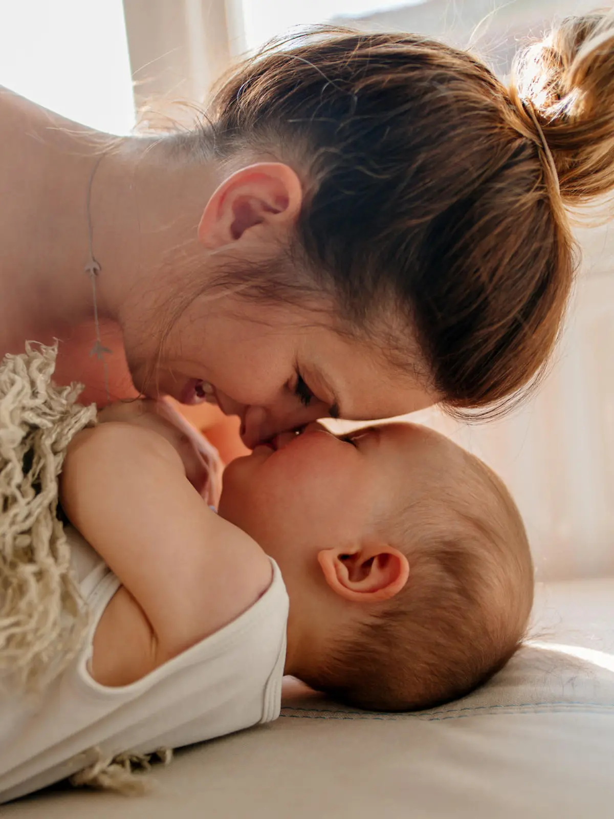 Mutter kuschelt mit Baby