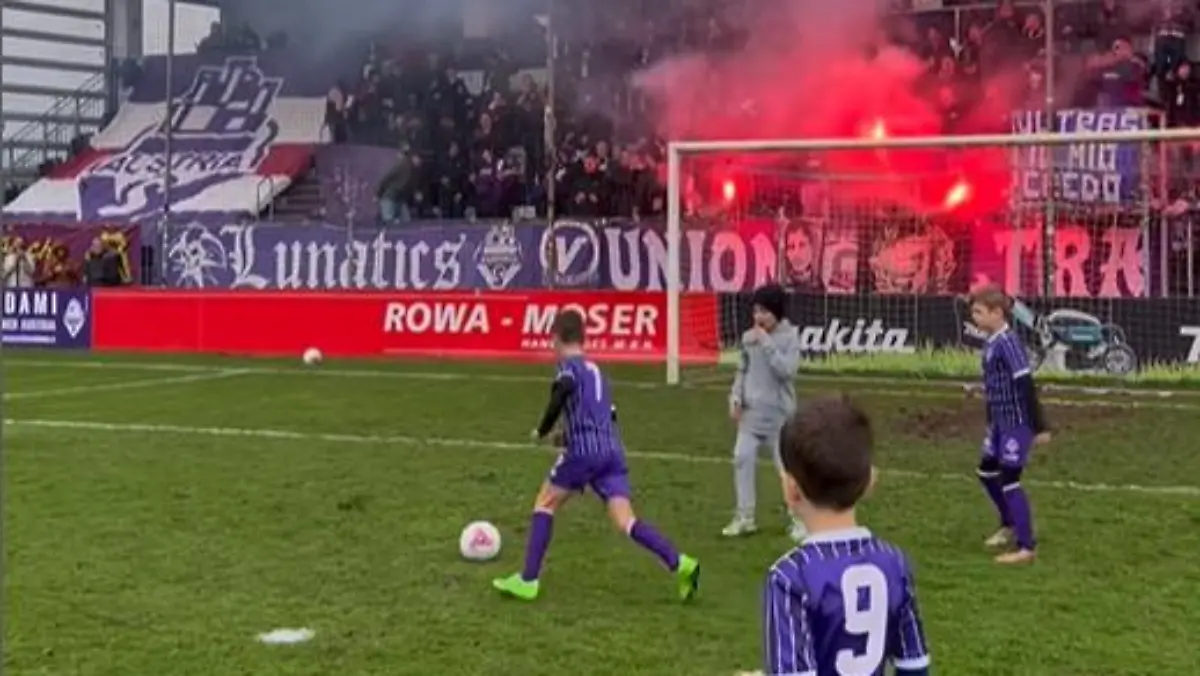 Was für eine Stimmung! Die U7 von Austria Salzburg erhält erstklassigen Support.