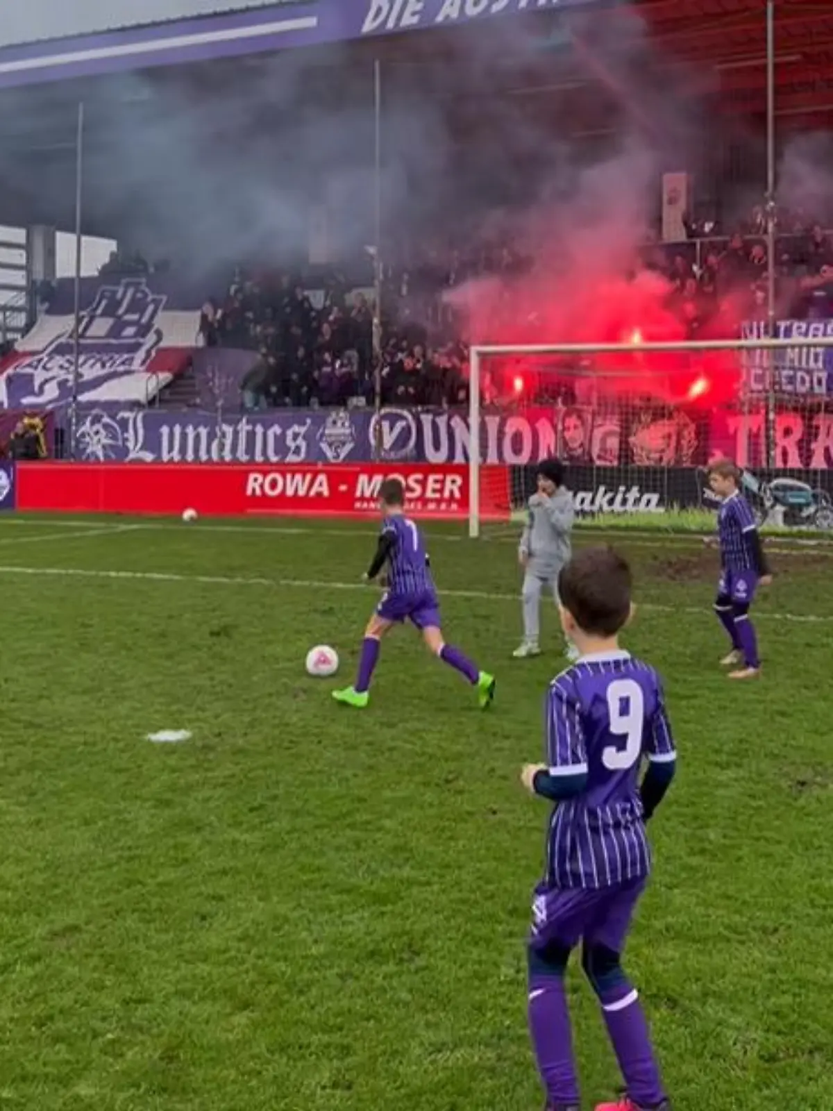 Was für eine Stimmung! Die U7 von Austria Salzburg erhält erstklassigen Support.