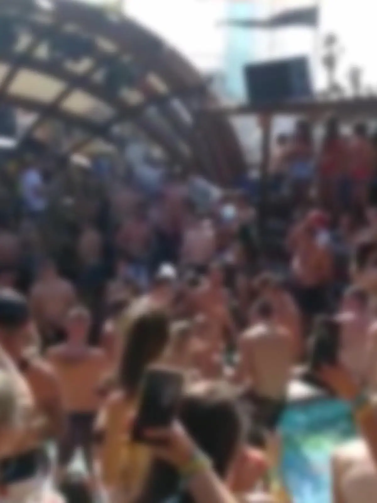 Seitdem wir wieder reisen dürfen, gibt es in Party-Hochburgen wie Mallorca oder dem Goldstrand regelmäßig Partys - Corona scheint dabei egal zu sein. Nun sind Videos aus Kroatien aufgetaucht, die ähnliche Zustände zeigen.