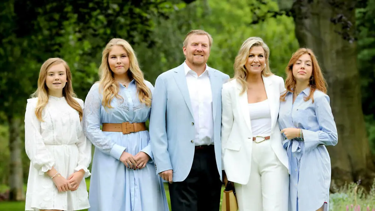Blau-Weiß-Looks: Neues Familienfoto der niederländischen Royals