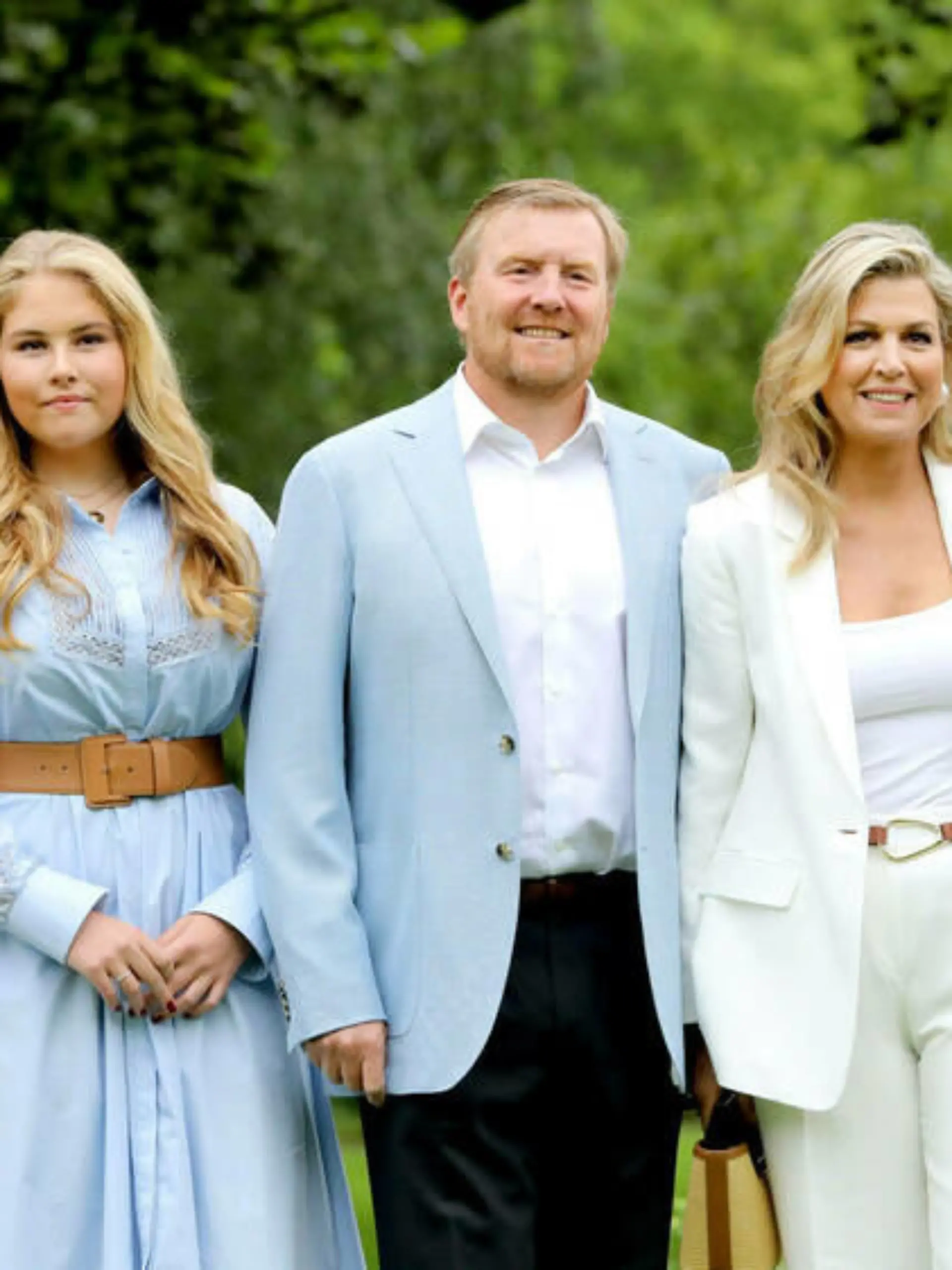 Blau-Weiß-Looks: Neues Familienfoto der niederländischen Royals