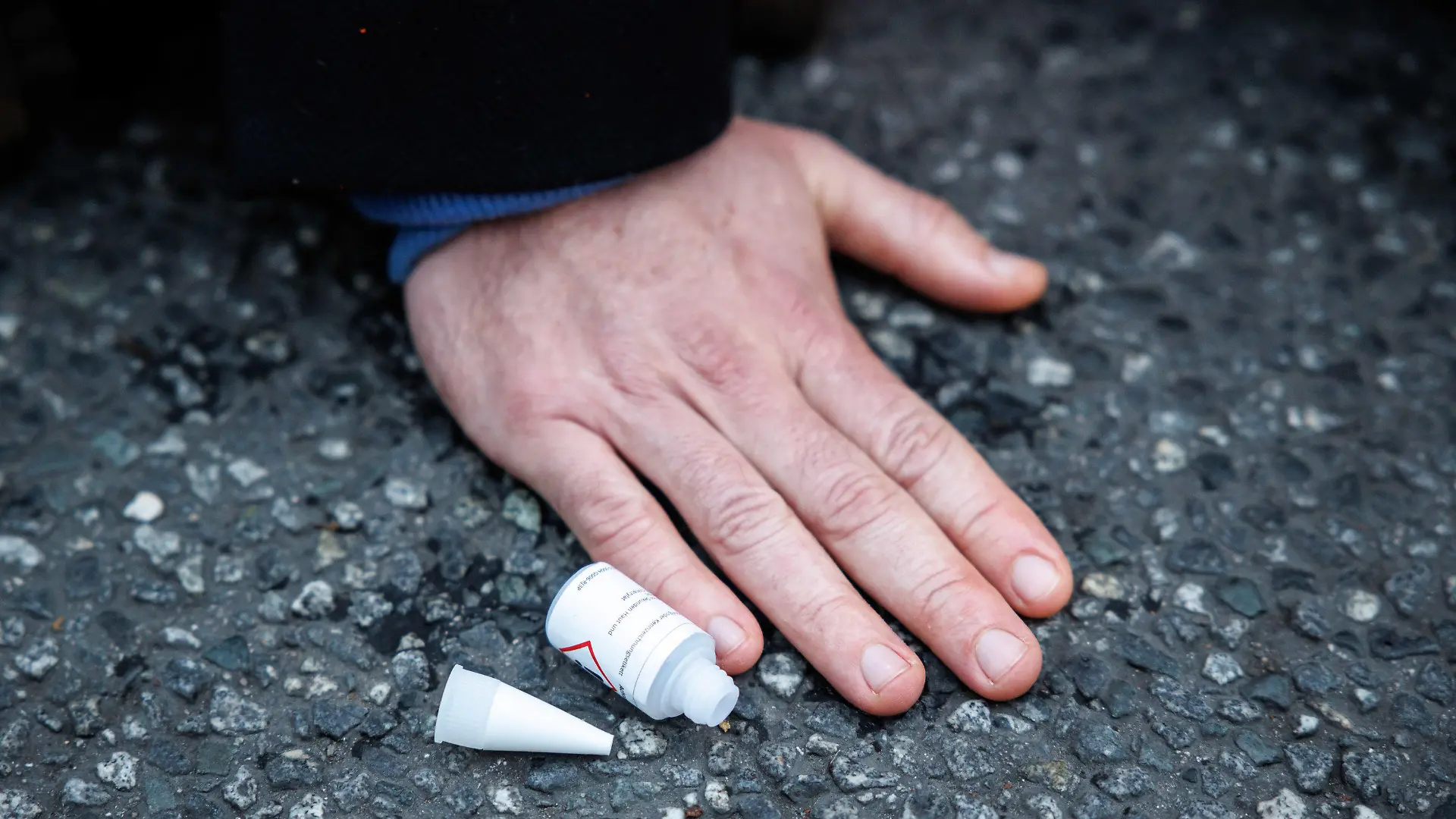 ARCHIV - 05.12.2022, Bayern, München: Ein Aktivist der Gruppe Letzte Generation hat sich am Stachus in München mit seiner Hand auf die Straße geklebt. Einige der Aktivisten dürfen in München deshalb keinen Sekundenkleber mehr bei sich haben. (zu dpa «Klebstoff-Verbot für sieben Klimaaktivisten in München») Foto: Matthias Balk/dpa +++ dpa-Bildfunk +++