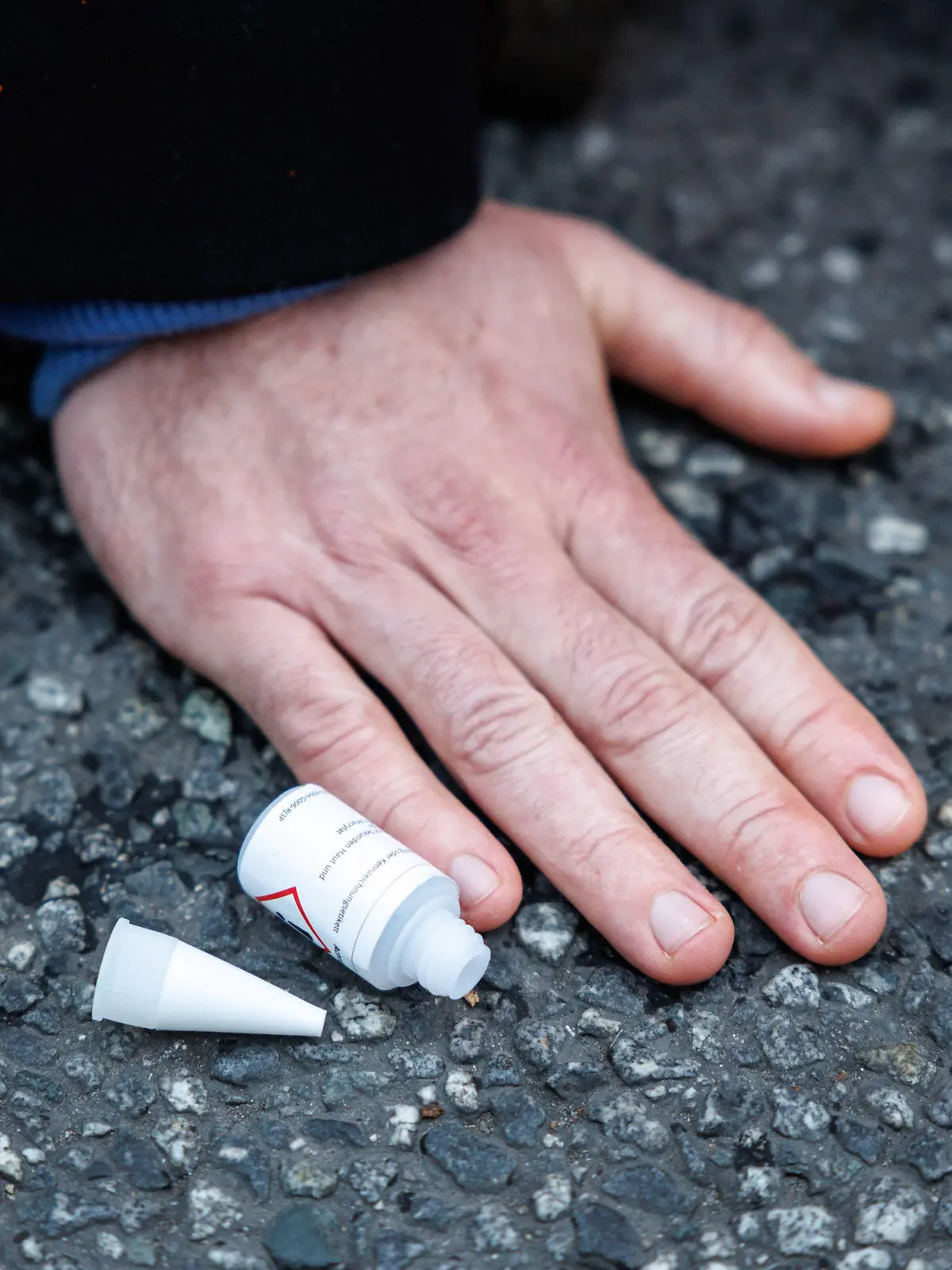ARCHIV - 05.12.2022, Bayern, München: Ein Aktivist der Gruppe Letzte Generation hat sich am Stachus in München mit seiner Hand auf die Straße geklebt. Einige der Aktivisten dürfen in München deshalb keinen Sekundenkleber mehr bei sich haben.      (zu dpa «Klebstoff-Verbot für sieben Klimaaktivisten in München») Foto: Matthias Balk/dpa +++ dpa-Bildfunk +++