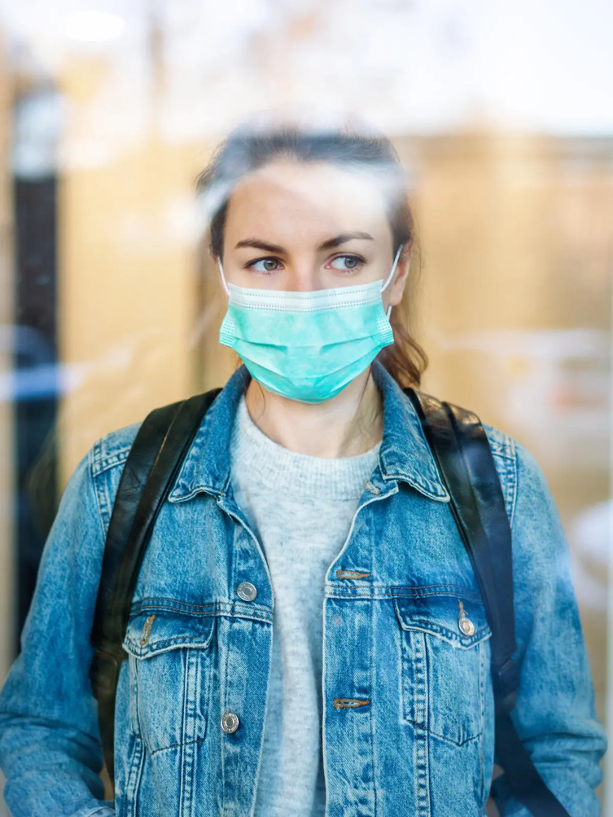 Junge Frau mit Maske