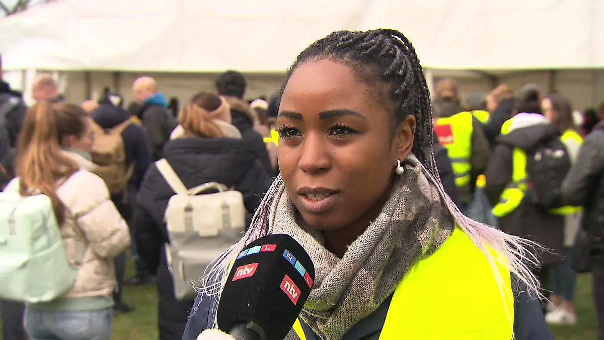 Medizinische Technologin Samira Prima streikt am UKGM in Marburg.