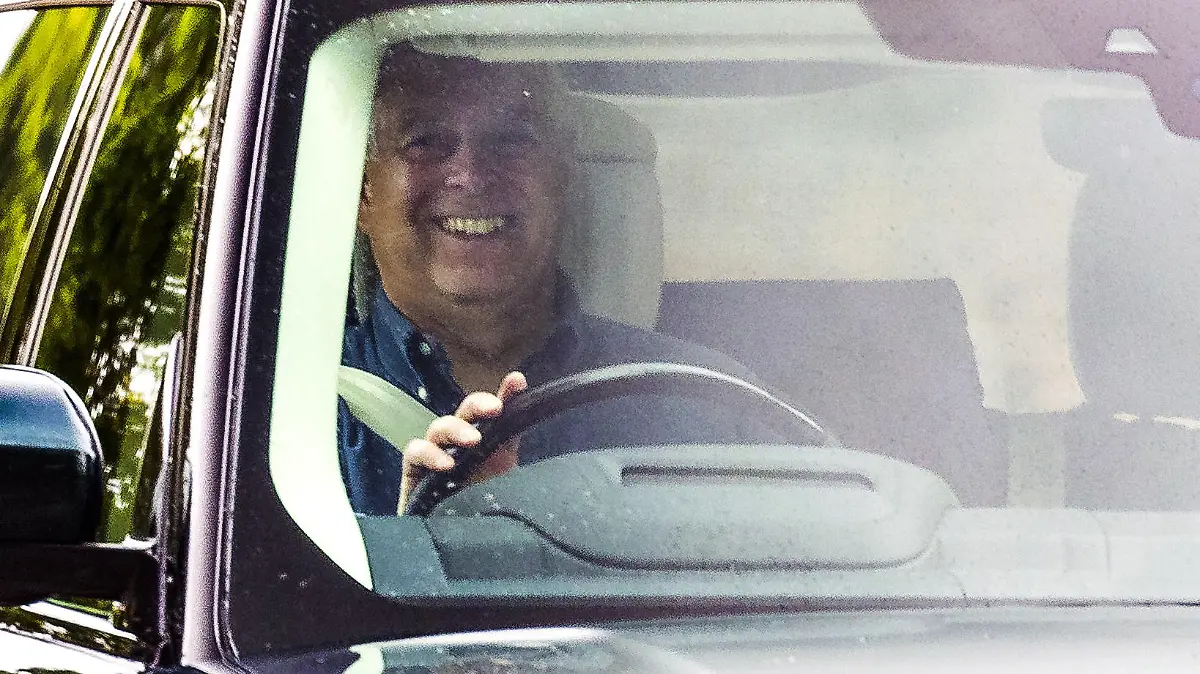 Prinz Andrew grinsend im Auto zwei Tage vor der Hochzeit seiner Tochter Beatrice